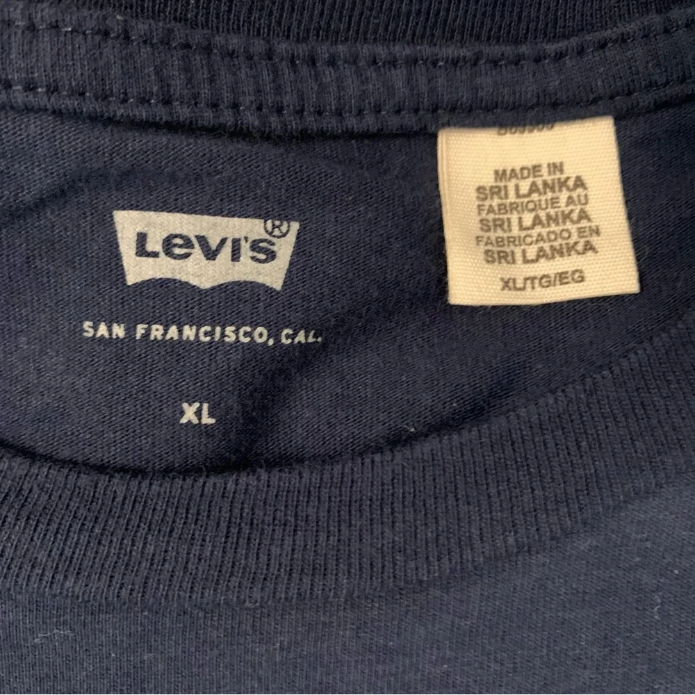 Levi’s Navy Blue T-Shirt Graphic Tee 100% cotton Unisex